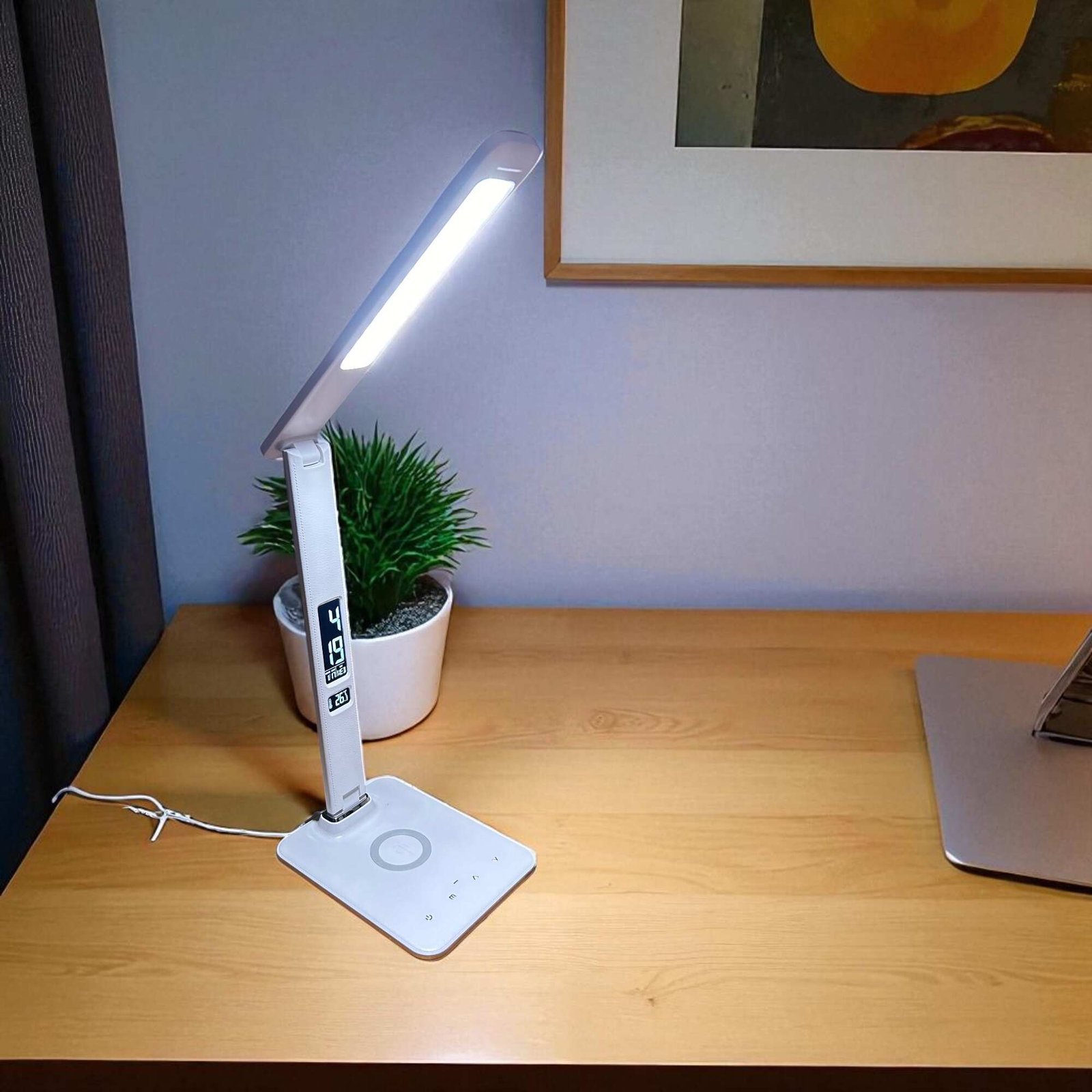 lampada-scrivania-led-regolabile-bianca-ambientata-lte lampada da scrivania led pieghevole dimmerabile con ricarica wireless bianca