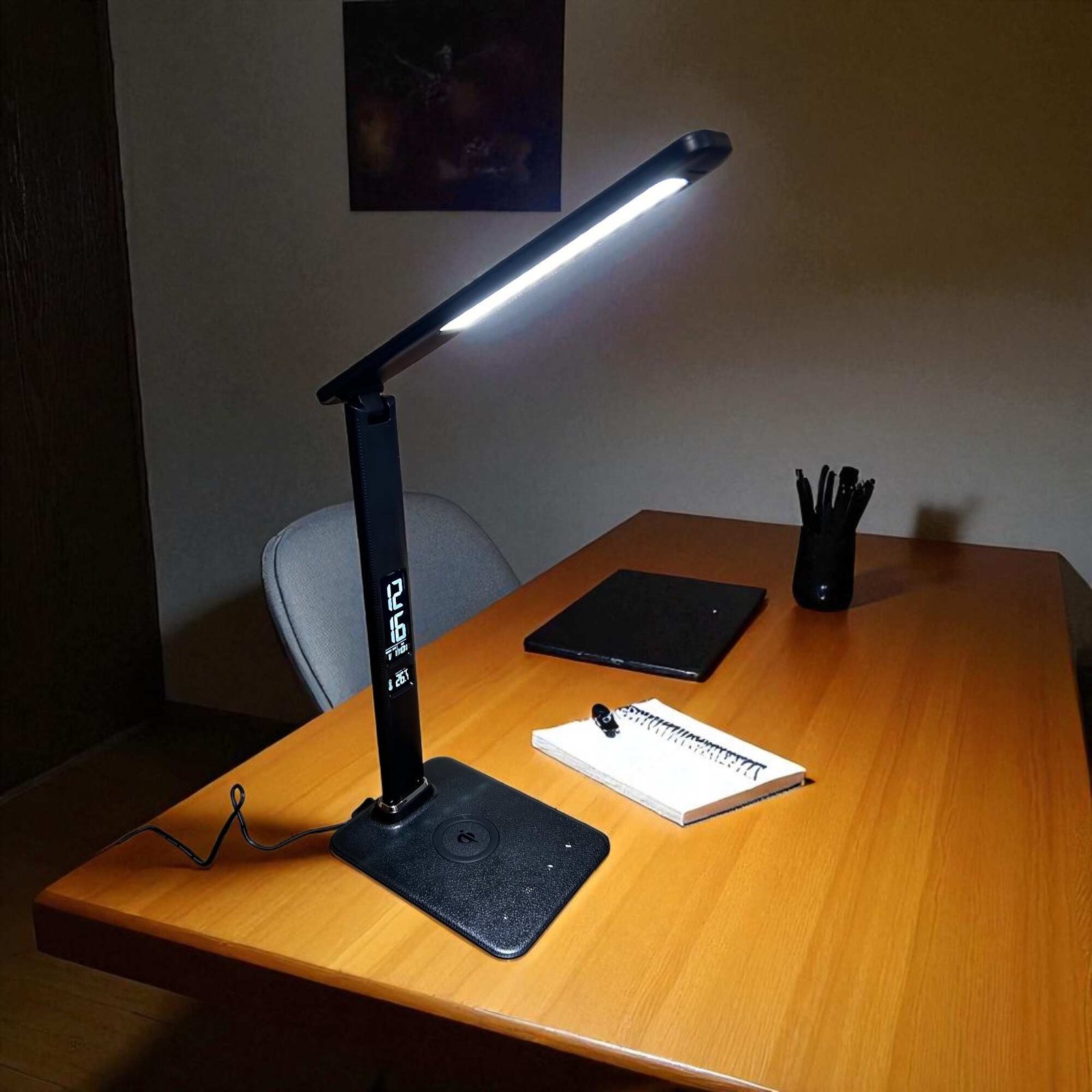 lampada-scrivania-led-regolabile-nera-ambientata-lte lampada da scrivania led pieghevole dimmerabile con ricarica wireless nera
