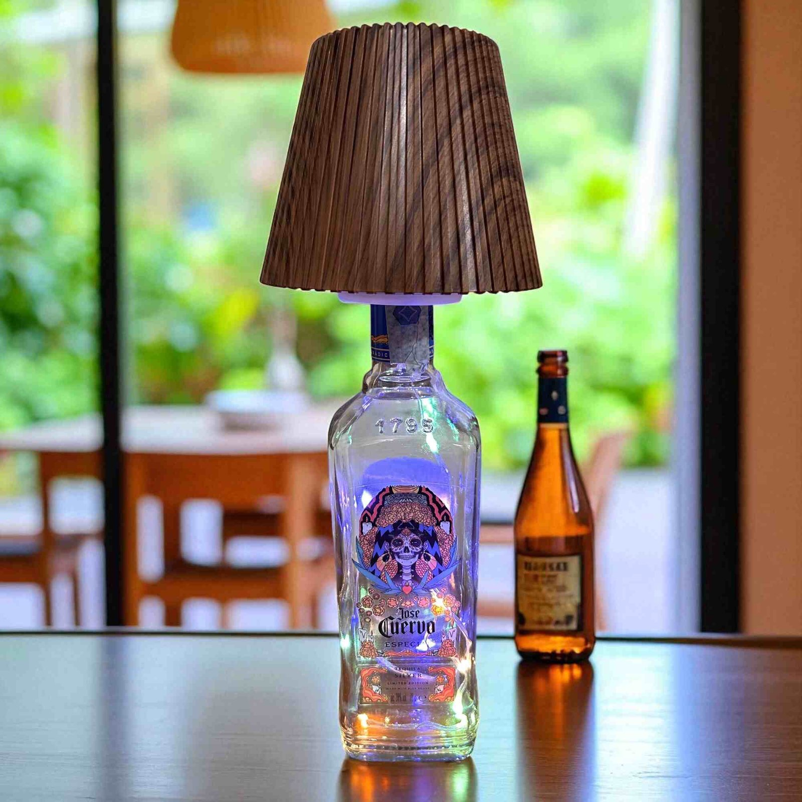 Lampada LED da bottiglia senza fili ricaricabile RGB modello LT004 per bar e ristoranti