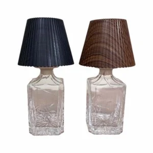 Lampada LED RGB inserita in bottiglia usata come luce decorativa vicino alla finestra