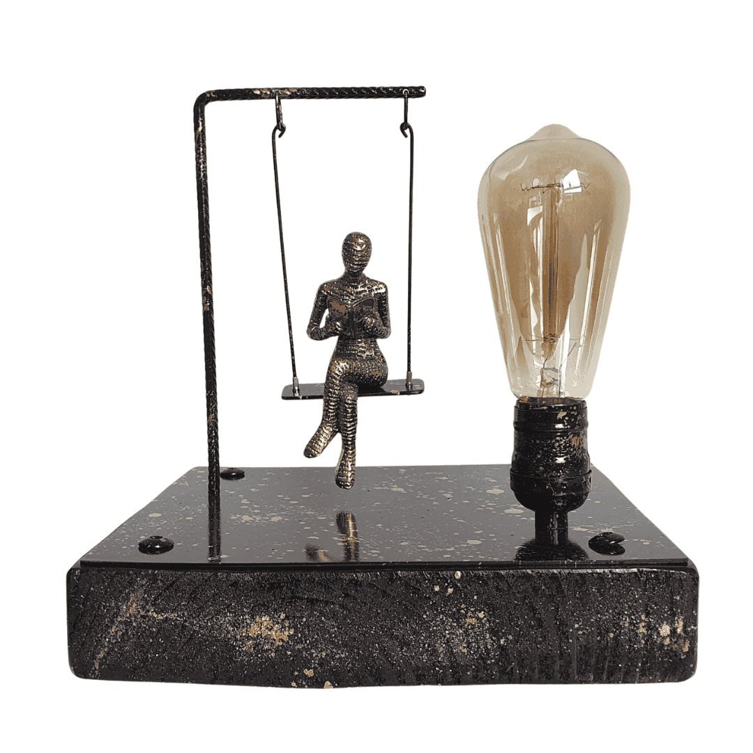 "Ricordi" Lampada Artistica artigianale con donna in resina su altalena in metallo e accensione touch luce dimmarabile pezzo unico di design fatto a mano